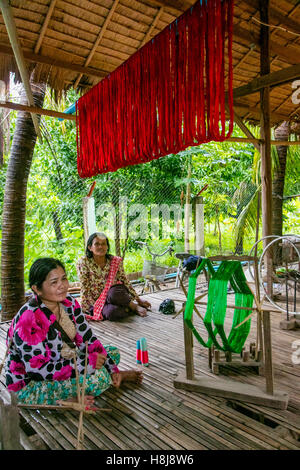 Telaio di seta, seta plantation, Koh Oknha Tey Isola, Cambogia Foto Stock