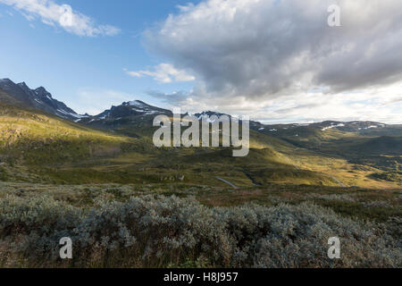 Massiccio Hurrungane dal Nedre Oscarshaug Viewpoint, County Road 55, mountain pass road in Norvegia Foto Stock