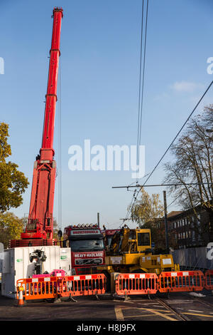 Croydon, Regno Unito. 11 Novembre, 2016. Il sollevamento di carichi pesanti attrezzature utilizzate per rimuovere il fatto deragliare il tram dal sito incidente. Foto Stock