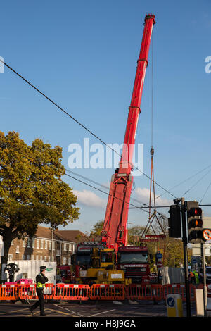 Croydon, Regno Unito. 11 Novembre, 2016. Il sollevamento di carichi pesanti attrezzature utilizzate per rimuovere il fatto deragliare il tram dal sito incidente. Foto Stock