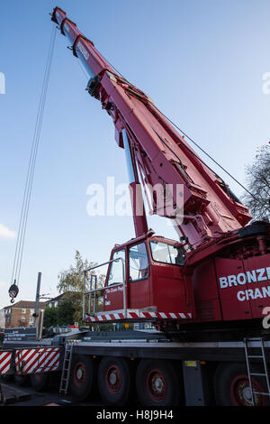 Croydon, Regno Unito. 11 Novembre, 2016. Il sollevamento di carichi pesanti attrezzature utilizzate per rimuovere il fatto deragliare il tram dal sito incidente. Foto Stock