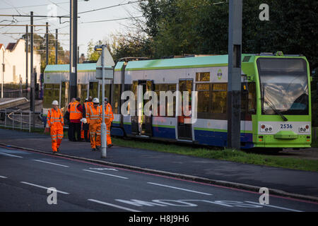 Croydon, Regno Unito. 11 Novembre, 2016. I contraenti vicino al sito di deragliare il tram. Foto Stock