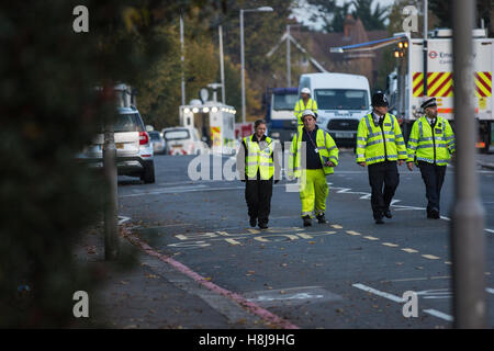 Croydon, Regno Unito. 11 Novembre, 2016. La polizia e gli appaltatori vicino al sito di deragliare il tram. Foto Stock