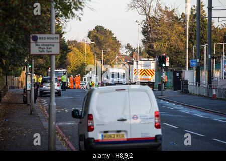 Croydon, Regno Unito. 11 Novembre, 2016. Una vista verso il sito di deragliare il tram. Foto Stock