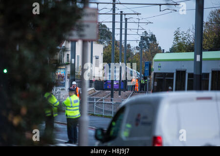 Croydon, Regno Unito. 11 Novembre, 2016. La polizia e gli appaltatori vicino al sito di deragliare il tram. Foto Stock