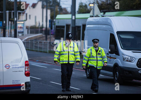 Croydon, Regno Unito. 11 Novembre, 2016. La polizia e gli appaltatori vicino al sito di deragliare il tram. Foto Stock