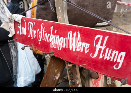 Banner 'e le calze sono stati Hung 'vetrina del negozio di Natale, Manchester, Regno Unito. Foto Stock