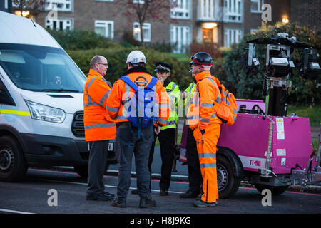 Croydon, Regno Unito. 11 Novembre, 2016. La polizia e gli appaltatori vicino al sito di deragliare il tram. Foto Stock