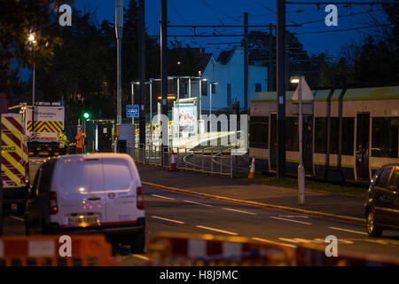 Croydon, Regno Unito. 11 Novembre, 2016. Una vista verso il sito di deragliare il tram. Foto Stock