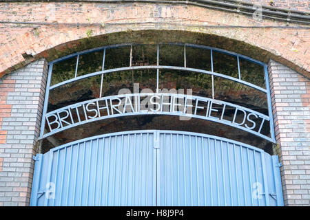 British rotaie Sheffield Street cancelli blu, Manchester, Regno Unito Foto Stock