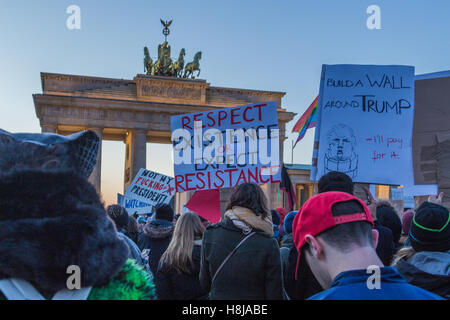 Berlino, Germania. Xii Nov, 2016. All'iconica Porta di Brandeburgo a Berlino, davanti all'ambasciata degli Stati Uniti e centinaia di manifestanti si riuniscono per esprimere la loro protesta contro il presidente eletto Donald Trump. © Willi Effenberger/Pacific Press/Alamy Live News Foto Stock