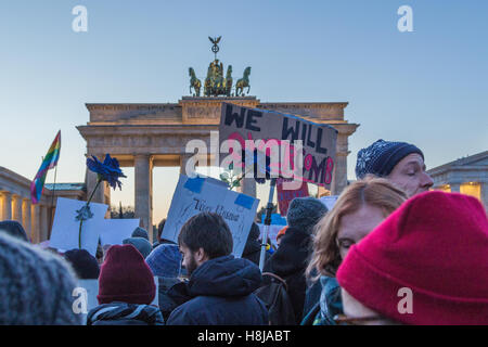 Berlino, Germania. Xii Nov, 2016. All'iconica Porta di Brandeburgo a Berlino, davanti all'ambasciata degli Stati Uniti e centinaia di manifestanti si riuniscono per esprimere la loro protesta contro il presidente eletto Donald Trump. © Willi Effenberger/Pacific Press/Alamy Live News Foto Stock