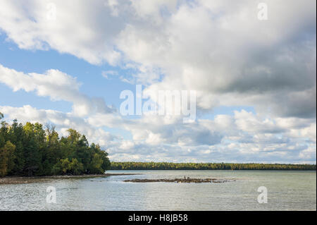 Vedute panoramiche del Georgian Bay è il braccio nordorientale del Lago Huron, in Ontario. È caratterizzata da robusto fondamento e boschi di abeti bianchi a nord e sabbiose spiagge del sud. Bruce penisola parco nazionale sul suo lato occidentale comprende parte della Bru Foto Stock