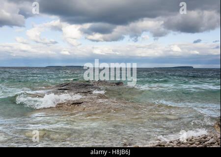 Vedute panoramiche del Georgian Bay è il braccio nordorientale del Lago Huron, in Ontario. È caratterizzata da robusto fondamento e boschi di abeti bianchi a nord e sabbiose spiagge del sud. Bruce penisola parco nazionale sul suo lato occidentale comprende parte della Bru Foto Stock