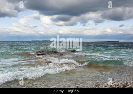 Vedute panoramiche del Georgian Bay è il braccio nordorientale del Lago Huron, in Ontario. È caratterizzata da robusto fondamento e boschi di abeti bianchi a nord e sabbiose spiagge del sud. Bruce penisola parco nazionale sul suo lato occidentale comprende parte della Bru Foto Stock