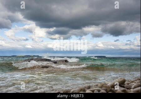 Vedute panoramiche del Georgian Bay è il braccio nordorientale del Lago Huron, in Ontario. È caratterizzata da robusto fondamento e boschi di abeti bianchi a nord e sabbiose spiagge del sud. Bruce penisola parco nazionale sul suo lato occidentale comprende parte della Bru Foto Stock