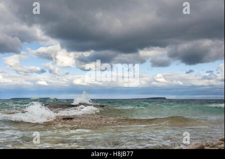 Vedute panoramiche del Georgian Bay è il braccio nordorientale del Lago Huron, in Ontario. È caratterizzata da robusto fondamento e boschi di abeti bianchi a nord e sabbiose spiagge del sud. Bruce penisola parco nazionale sul suo lato occidentale comprende parte della Bru Foto Stock