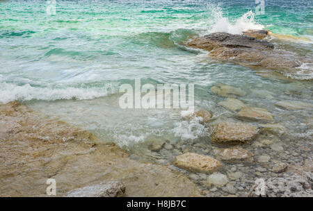 Vedute panoramiche del Georgian Bay è il braccio nordorientale del Lago Huron, in Ontario. È caratterizzata da robusto fondamento e boschi di abeti bianchi a nord e sabbiose spiagge del sud. Bruce penisola parco nazionale sul suo lato occidentale comprende parte della Bru Foto Stock