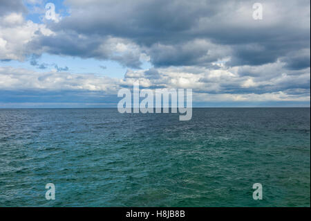 Vedute panoramiche del Georgian Bay è il braccio nordorientale del Lago Huron, in Ontario. È caratterizzata da robusto fondamento e boschi di abeti bianchi a nord e sabbiose spiagge del sud. Bruce penisola parco nazionale sul suo lato occidentale comprende parte della Bru Foto Stock