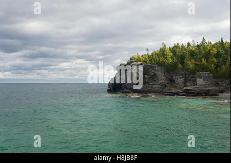 Vedute panoramiche del Georgian Bay è il braccio nordorientale del Lago Huron, in Ontario. È caratterizzata da robusto fondamento e boschi di abeti bianchi a nord e sabbiose spiagge del sud. Bruce penisola parco nazionale sul suo lato occidentale comprende parte della Bru Foto Stock