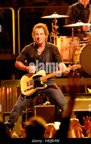 Bruce Springsteen e la E Street Band suonare dal vivo presso il Madison Square Garden di New York il 18 ottobre 2007. © David Atlas / MediaPunch Ltd. Foto Stock