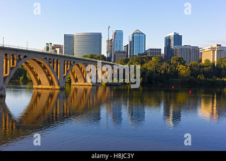 Key Bridge e Rosslyn skyline di mattina presto, Washington DC, Stati Uniti d'America. Foto Stock