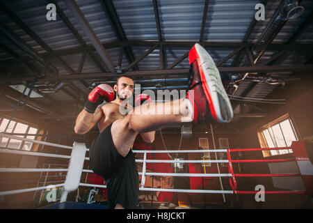 Fighter in rosso i guantoni a una formazione. Foto Stock