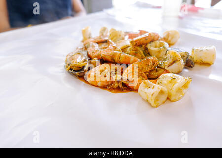 Crostaceo di frutti di mare con cozze, ostriche e gamberetti sul tavolo e cera bianca carta, il fuoco selettivo cibo sfondo.