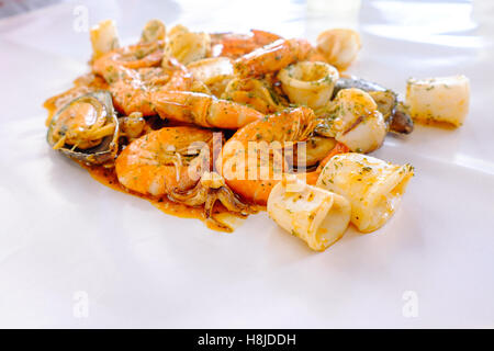 Frutti di mare freschi, cibo, di mare, aragosta, ostriche, sfondo, polpo, crostacei, menu, pesce, limone, overhead, al vapore, nero, ghiaccio, d Foto Stock