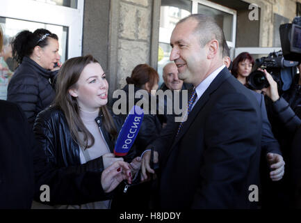 Sofia, Bulgaria - 13 Novembre 2016: Il candidato presidenziale rumine Radev lascia il seggio dove ha votato in seconda Foto Stock