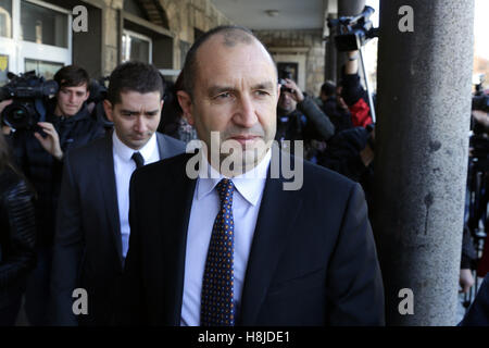 Sofia, Bulgaria - 13 Novembre 2016: Il candidato presidenziale rumine Radev lascia il seggio dove ha votato in seconda Foto Stock