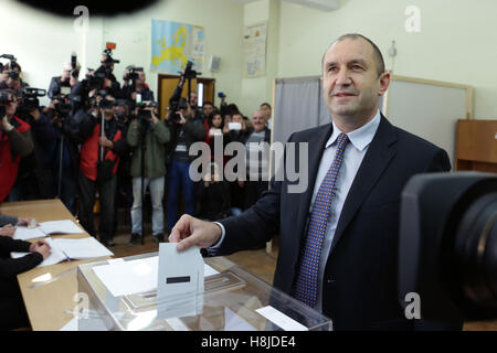 Sofia, Bulgaria - 13 Novembre 2016: Il candidato presidenziale rumine Radev getta il suo voto in corrispondenza di una stazione di polling nel secondo round Foto Stock