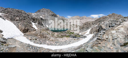 Un lago su John Muir Trail, Kings Canyon National Park, Sierra Nevada, in California, Stati Uniti d'America Foto Stock