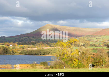 A piedi dal lago Llangorse, 'Llyn Syfaddon' e Mynydd Llangorse montagna, Parco Nazionale di Brecon Beacons, Wales, Regno Unito Foto Stock