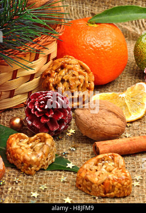 Decorazione di natale con mandarini Foto Stock