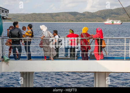 Unidentified passeggeri sui traghetti di Ketapan, Java, Indonesia. Foto Stock