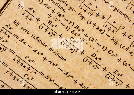 Ingrandimento di una pagina di un 200 anni vecchio libro di matematica con calcoli complessi Foto Stock