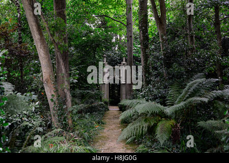 Stone gate a corona follia architettonico gotico di follie del giardino formale di design Corke Lodge Bray Wicklow Irlanda RM Floral Foto Stock