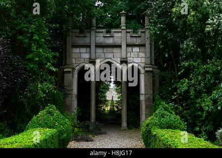 Stone gate a corona follia architettonico gotico di follie del giardino formale di design Corke Lodge Bray Wicklow Irlanda RM Floral Foto Stock