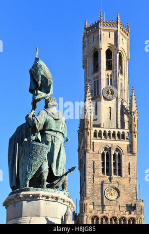 Monumento al XIV secolo di eroi fiamminghi Jan Breydel e Pieter De Coninck e il campanile (1240) a Bruges, Belgio Foto Stock