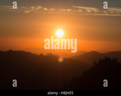 Tramonto sulla montagna visto dal Moro Rock in Sequoia e Kings Canyon National Park Foto Stock