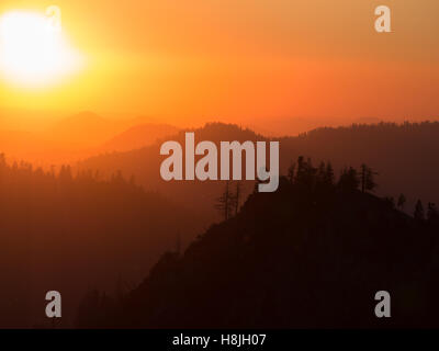 Tramonto sulle montagne del Sequoia e Kings Canyon National Park Foto Stock