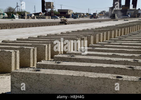 Blocchi di calcestruzzo di scorie giacciono a terra ed essiccato. sul blocco di scorie impianto di produzione Foto Stock