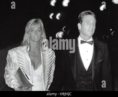 © WALTER McBride / MediaPunch, Stati Uniti. RYAN ONEAL E FARRAH FAWCWETT 1985 EMMY AWARDS LOS ANGELES, CALIFORNIA ACCREDITI TUTTI GLI USI Foto Stock