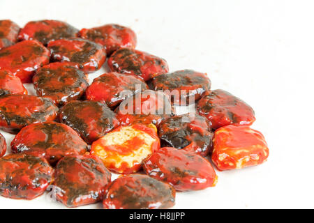 Seme Baby Jackfruit in backgroud bianco (o Cochinchin Gourd, spinoso gourd Amaro, zucca dolce, Momordica cochinchinensis) Foto Stock