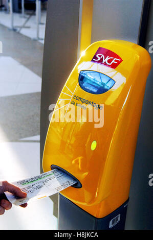Riducendo in concime organico di un treno ad alta velocità (TGV) biglietto in Nantes stazione ferroviaria, Francia Foto Stock