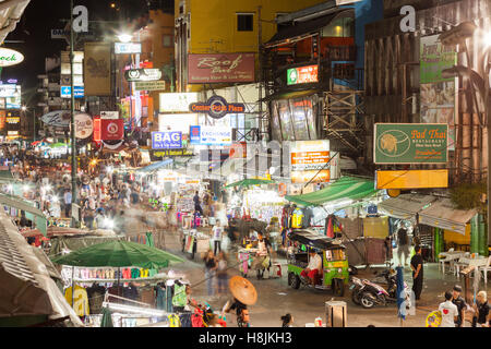 BANGKOK - 20 OTT 2016: negozi di gioielli, bar e negozi turistici linea Khao San Road a ottobre 20, 2016 a Bangkok Foto Stock