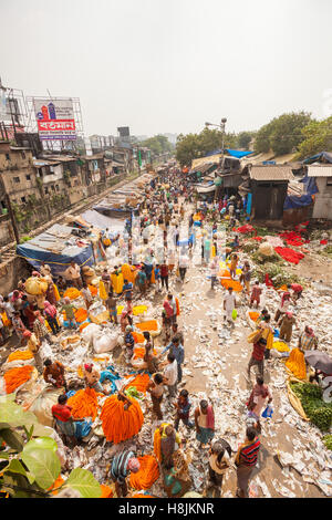 KOLKATA, India - 22 OTT 2016: i venditori e gli acquirenti si affollano i Mallick Ghat il mercato dei fiori sul Ottobre 22, 2016 in Kolkata (Calcutta), Foto Stock