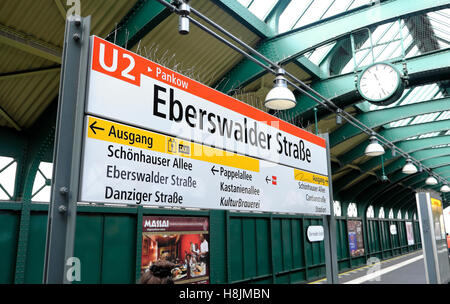 U Bahn Pankow metropolitana linea U2 segno sulla piattaforma e treno alla metropolitana di Eberswalder Straße, Prenzlauer Berg di Berlino, Germania KATHY DEWITT Foto Stock