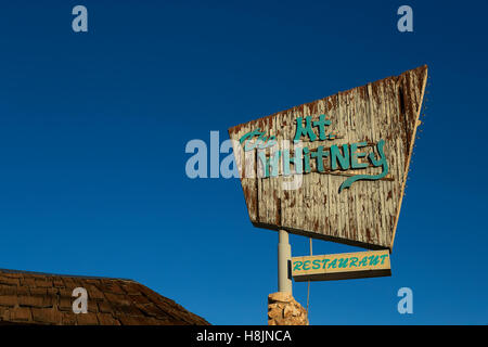 Il Meteo battuto segno per il Monte Whitney Ristorante di Lone Pine, California. Foto Stock